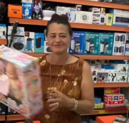 T0700001 Menina m1mada faz birra na mãe porque queria brinquedos novos part2