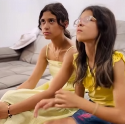 T0700005 Pai da uma lição em filhas m1madas