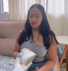 T1122001 Está mulher era muito limpa delicada, sempre que as pessoas saia de sua casa ela ia atrás limpando part2