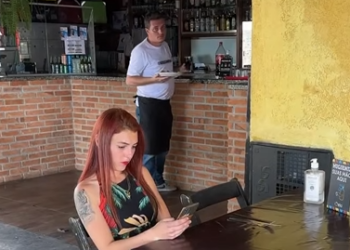 T1321002 Exigia gorjeta de seus clientes. part2