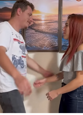 T1310012 Mulher pula sobe na moto do ladrão que leva seu dinheiro sua vida muda completamente. part2