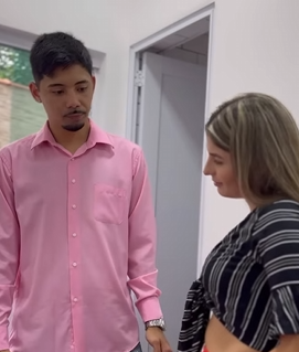 T1310016 Linda empresária beija um varredor de rua se apaixona. part2m