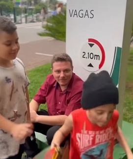 T1310018 Menino desobediente recebe uma lição do seu pai. part2