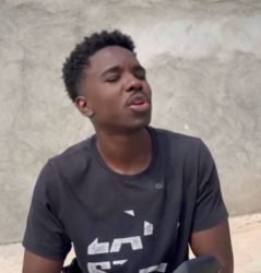 T0602016 Ele dava um bloco de cimento todos os dias para namorada construir casa deles, isso aconteceu