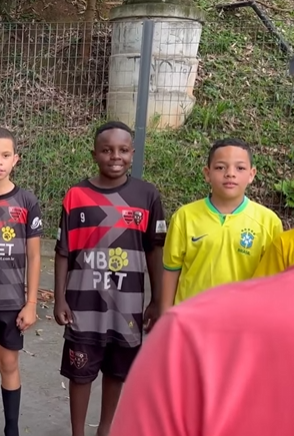 T1115018 Treinador humilh@ menino prodígio do futebol por part2