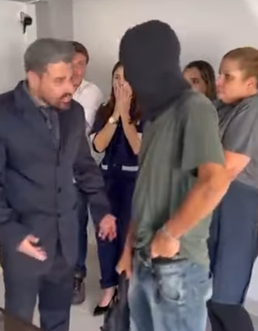 T1314016 vestido dela ficou preso antes da entrevista. part2