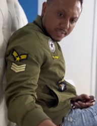 T0700008_Milionário se apaixona por uma vendedora de rosas