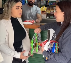 T0702003 Ela aproveitou que sua amiga estava no mercado, para pegar coisas não pagar. part2