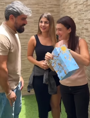 T0702004 Ela desprezou um presente no final ganhou uma grande lição.