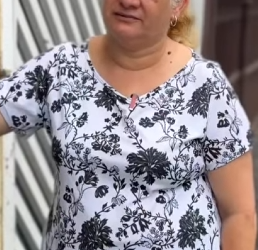 T0702005 Ela deixou Mãe ir pé para trabalho para dar prioridade aos amigos