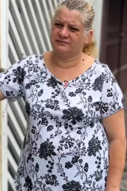 T0702005 Ela deixou Mãe ir pé para trabalho para dar prioridade aos amigos