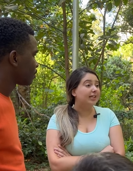 T1920021 Porque criança estava correndo com bandeira part2