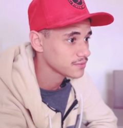 T0700008_Pai chega em um caixão no aniversário de anos_part2