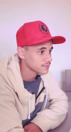 T0700008_Pai chega em um caixão no aniversário de anos_part2