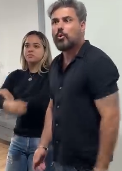 T0702001 Garota genial revela segredo da madrasta com mensagem na televisão part2