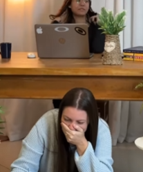 T0700013_Esposa percebe tudo escondida de baixo da mesa_part2