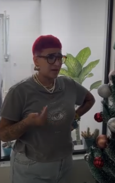 T1725021_Ajudou amiga decorar casa, mas depois ela queria ser paga