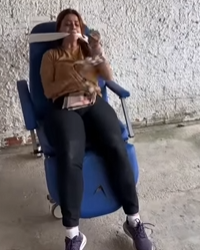 T0700005 Mulher de Cadeira de RODAS pede ajuda pra vizinha part2