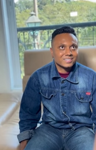 T0700006 Menina bonita se apaixona por um homem em cadeira de rodas, ajuda seguir em frente. part2