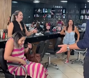 T1329001 Elas humilharam por sua aparência sem imaginar quem era part2