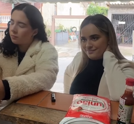 T1329024 Ela aproveitou que sua amiga estava no mercado, para pegar coisas não pagar.
