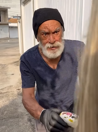 T1304007 Este mendigo espionou esta jovem por este motivo… part2