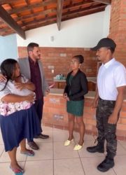 T1101013_Negaram entrada dessa mulher por causa da sua maneira de se vestir!