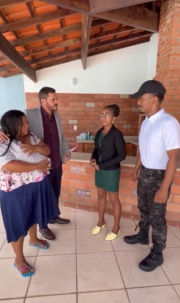 T1101013_Negaram entrada dessa mulher por causa da sua maneira de se vestir!