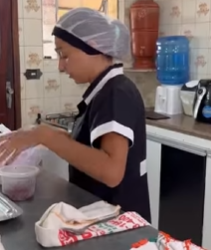 T2102016 Empregada pega resto de comida, só não esperava que patroa fosse fazer isso…