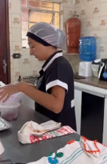 T2102016 Empregada pega resto de comida, só não esperava que patroa fosse fazer isso…