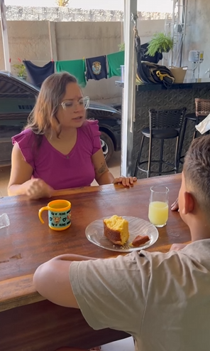 T2706007 Esposa mimada não entende porquê seu esposo ajuda garoto de rua! part2