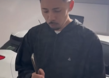 T1301004 Ela queria checar celular do marido porque não confiava mais nele.