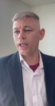 T0700002 Filhos encontram mãe com outro homem no aniversário dos pais part2