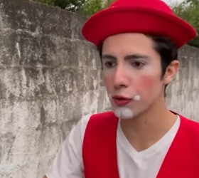 T0700004 Ela humilhou palhaço que vendia balão, só não imaginou que ele faria isso part2