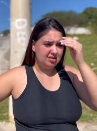 T1301009 Dei minha casa para minha vizinha porque queria tanto que isso aconteceu comigo