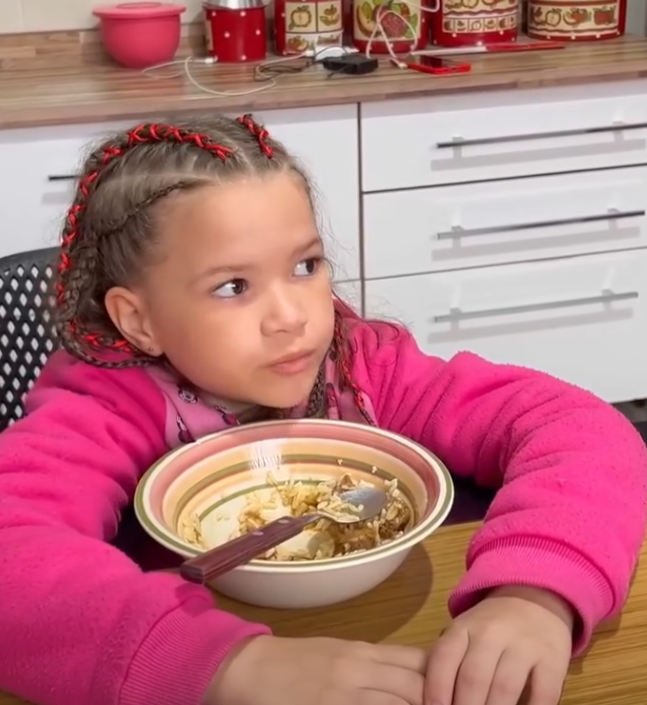 T2002017_mãe mandava filha comer na casa da vizinha porque não tinha nada para lhe dar_part2