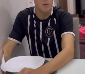 T1301015_Jovem Delivery descobre que seu pai tem outra família em segredo