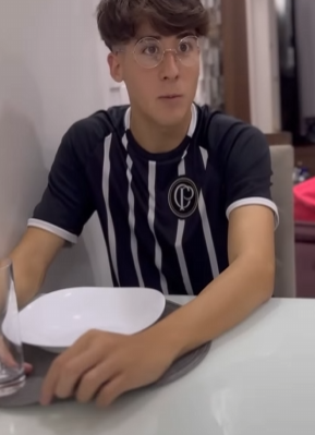 T1301015_Jovem Delivery descobre que seu pai tem outra família em segredo