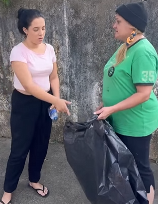 T1301021_Pai manda filha mimada para rua para mudar de vida