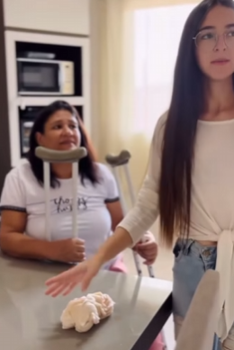 T0700026_Ela m4ltratav4 sua própria mãe doente até que pior acontece
